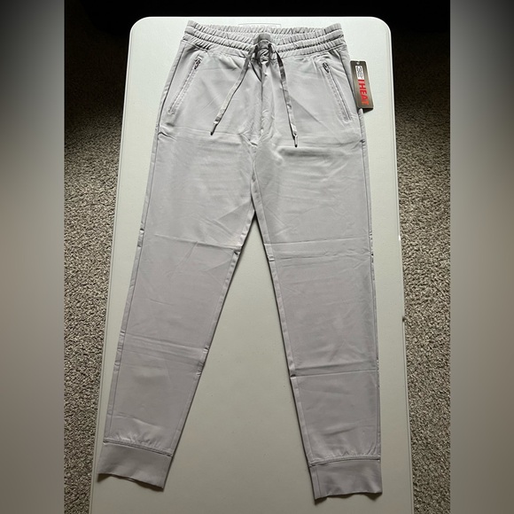 Womens 32 Degrees Jogger. Light grey color with zipper pockets in the front. - Picture 3 of 3